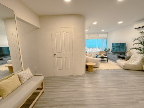 Luxury Urban Retreat with Million-Dollar Views in Singapore's Vibrant City Center