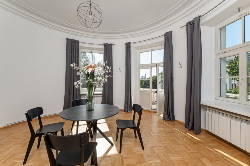 Sunny double bedroom in the Central District