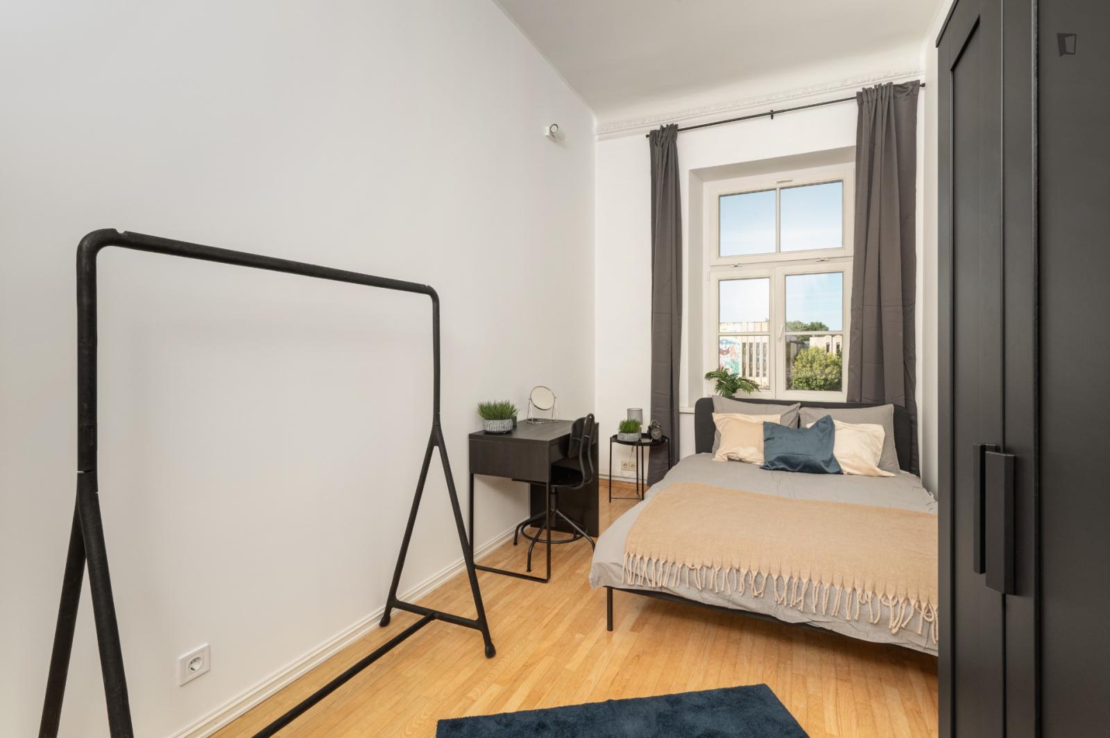 Welcoming Double Bedroom In The Central District - Welcoming double bedroom in the Central District - Gallery - 1