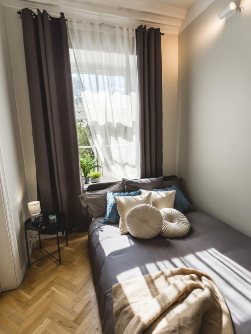 Bright single bedroom in the central district close to the University of Latvia