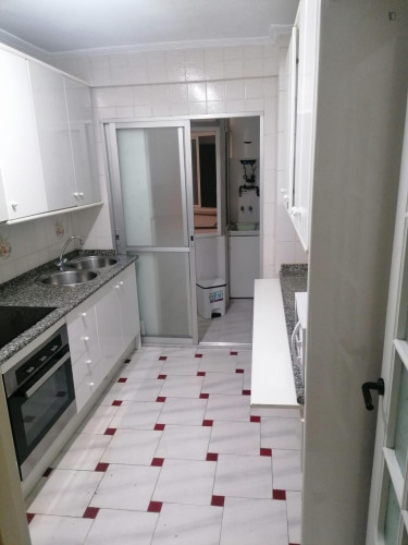 Warm double bedroom in the Infante Juan Manuel neighbourhood - Gallery - 8