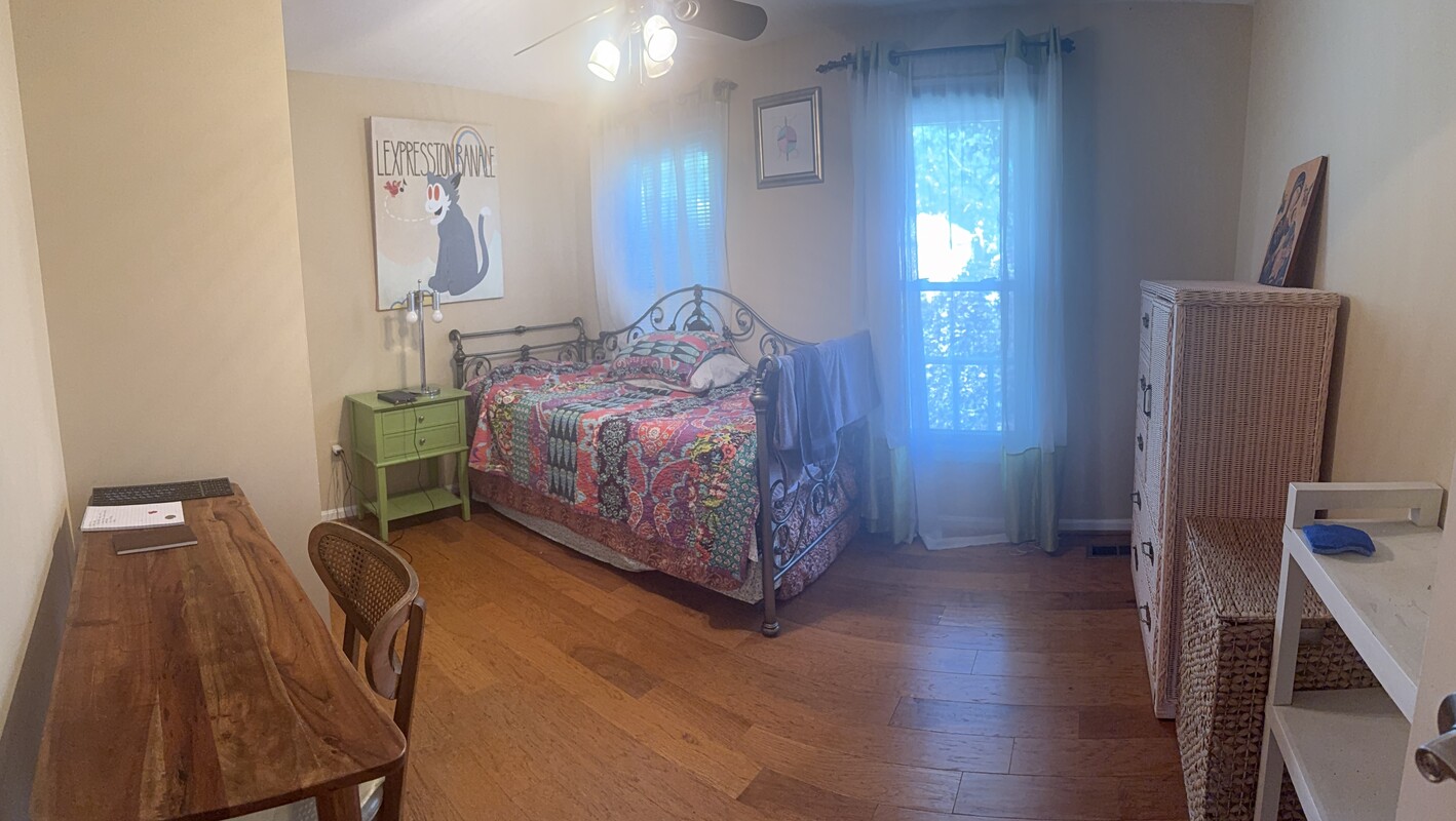 Green Bedroom With Shared Bathroom(Full Room) - 1
