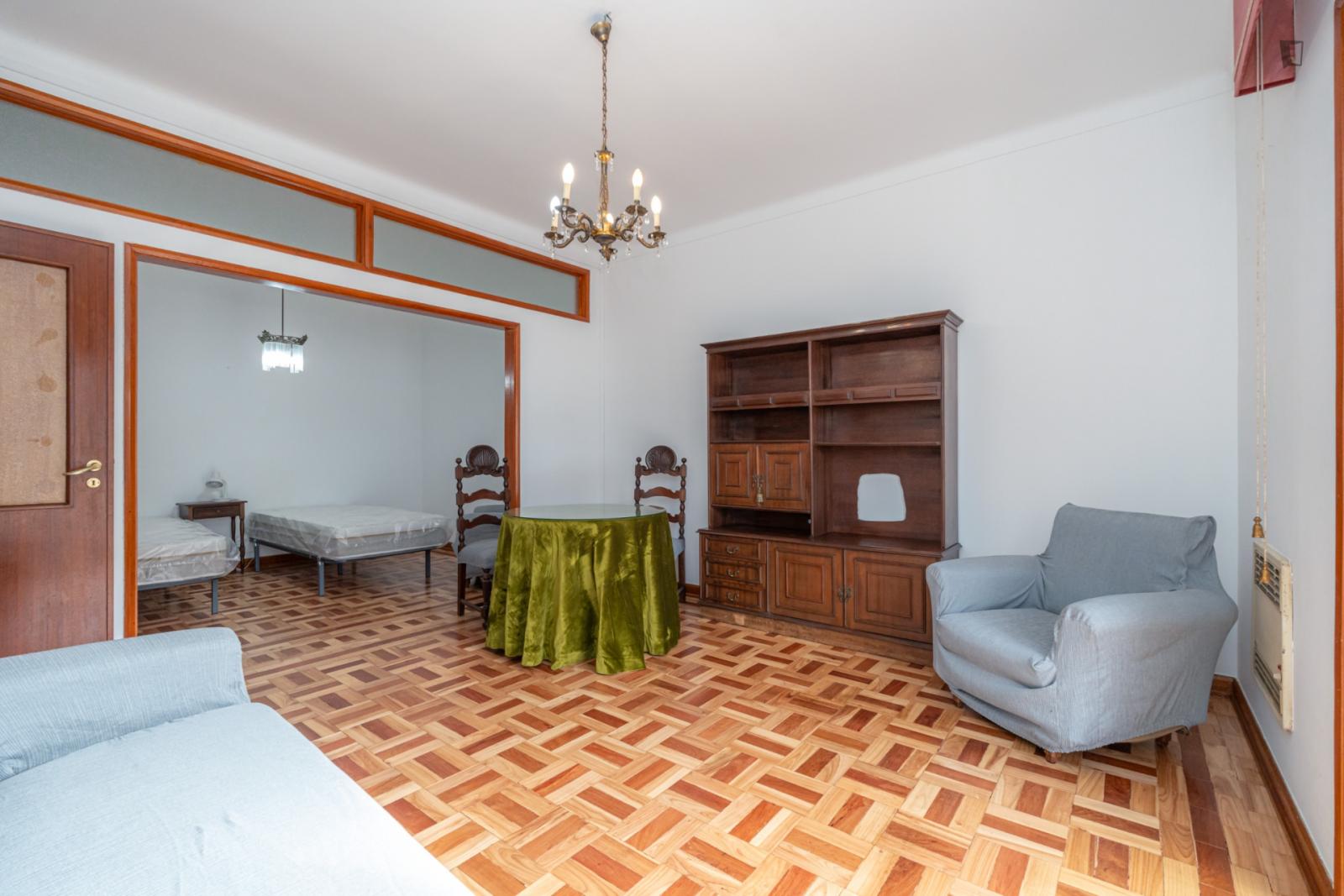 Very Cool Bedroom In A 4-Bedroom Flat - 1