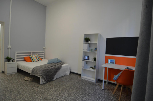 Welcoming double bedroom in Parco del Popolo