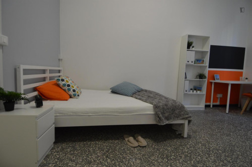 Welcoming double bedroom in Parco del Popolo