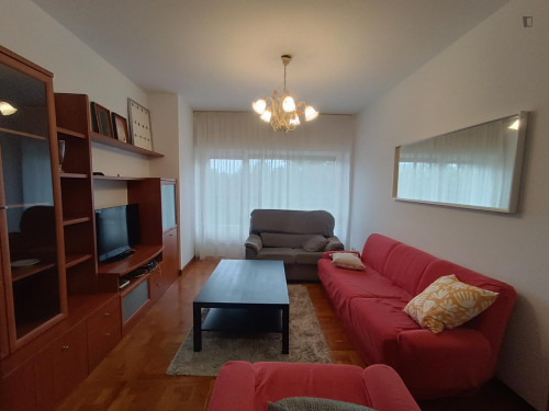 Bright single bedroom in a shared flat near the campus of University of Navarra 