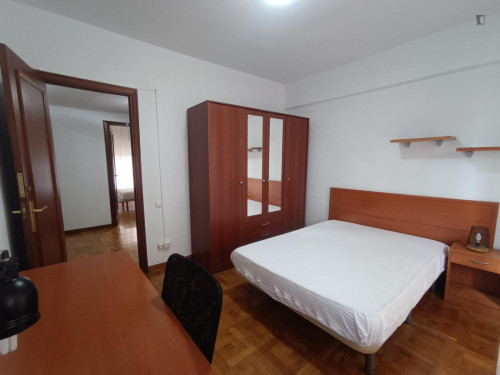 Bright single bedroom in a shared flat near the campus of University of Navarra 
