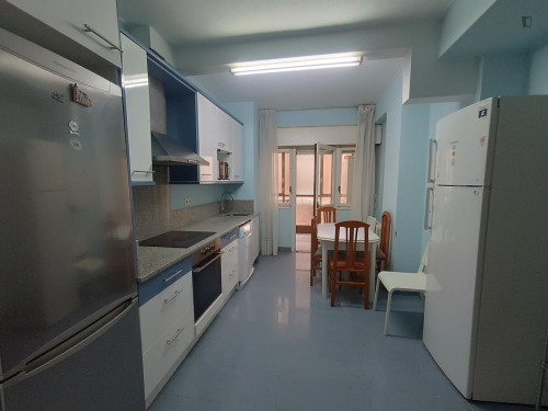 Bright single bedroom in a shared flat near the campus of University of Navarra 