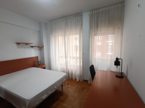 Bright single bedroom in a shared flat near the campus of University of Navarra 