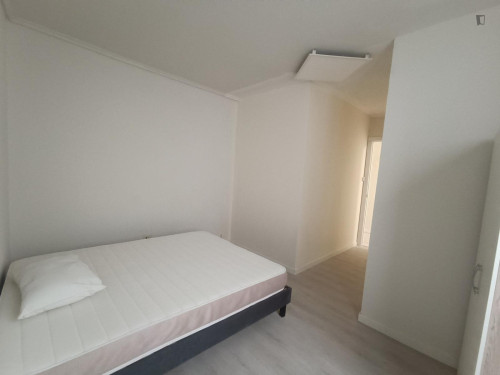 Nice single bedroom in shared flat close to the Jardines de la Taconera