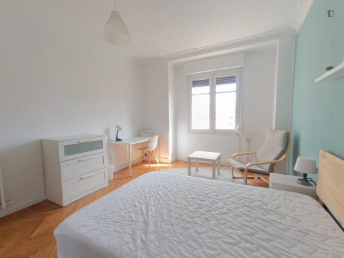 Bright double bedroom in shared flat in the vicinity of the Universidad Navarra