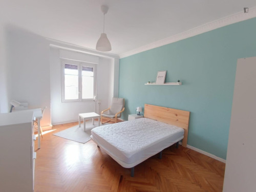 Bright double bedroom in shared flat in the vicinity of the Universidad Navarra