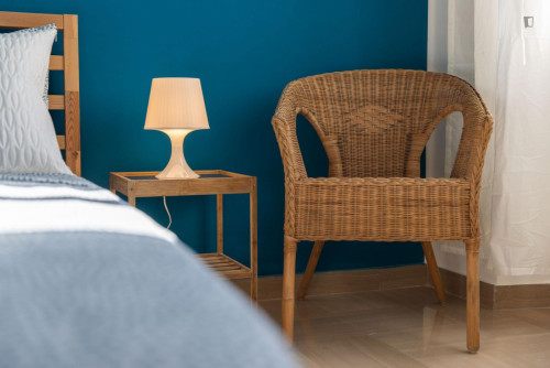 Bright double bedroom in a 3-bedroom flat close to Brigata station