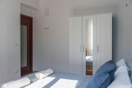 Bright double bedroom in a 3-bedroom flat close to Brigata station