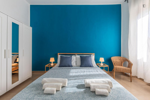 Bright double bedroom in a 3-bedroom flat close to Brigata station