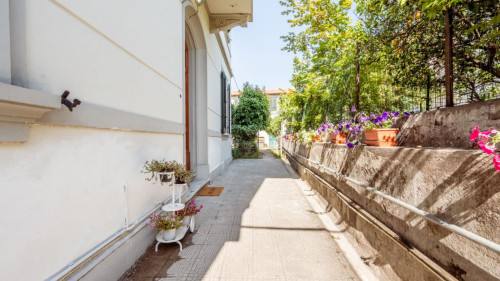 Inviting 1-bedroom apartment near the  S. Rossore train station