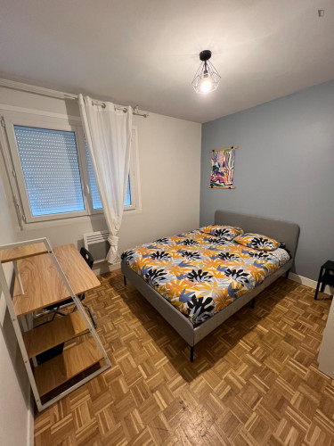 Double bedroom in 4-bedroom apartment