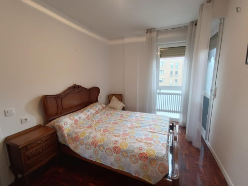 Bright double bedroom in shared flat in Ermitagaña-Mendebaldea