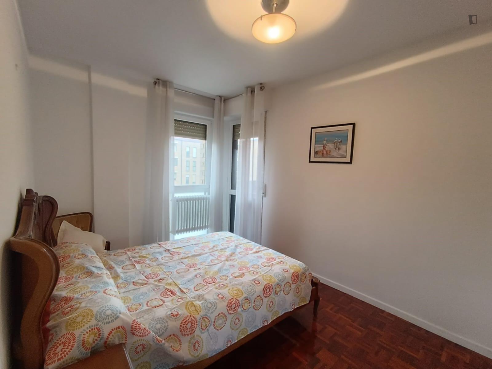 Bright Double Bedroom In Shared Flat In Ermitagaña-Mendebaldea - 1