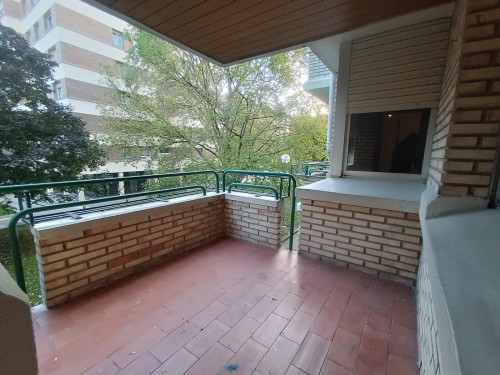 Bright double bedroom in a shared flat in the vibrant Iturrama neighbourhood