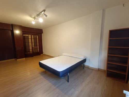 Bright double bedroom in a shared flat in the vibrant Iturrama neighbourhood