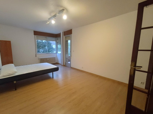 Bright double bedroom in a shared flat in the vibrant Iturrama neighbourhood