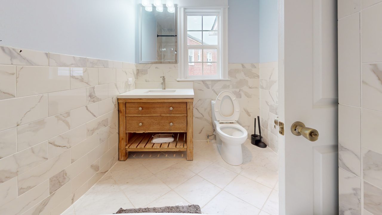 #1811: Dupont Park - Queen Bedroom F W/Private Bath - 2