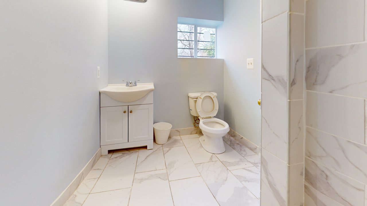 #1811: Dupont Park - Queen Bedroom G W/Private Bath - 4