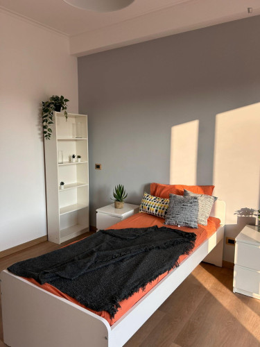 Spacious single bedroom in shared flat in central Brescia