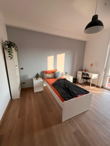 Spacious single bedroom in shared flat in central Brescia