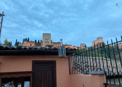 Exciting 2 Bedroom Apartment close to Alhambra
