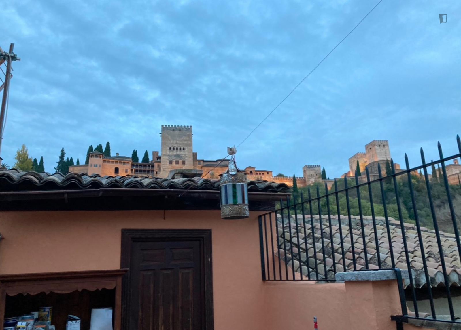 Exciting 2 Bedroom Apartment Close To Alhambra - 1