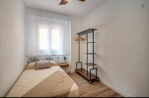Neat and cosy single bedroom in Zaidín