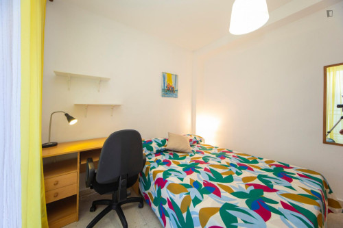 Habitación con mucha luz natural y balcón privado