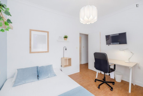 Cozy single bedroom with balcony - Gallery - 7