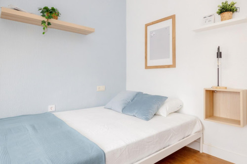 Cozy single bedroom with balcony - Gallery - 5