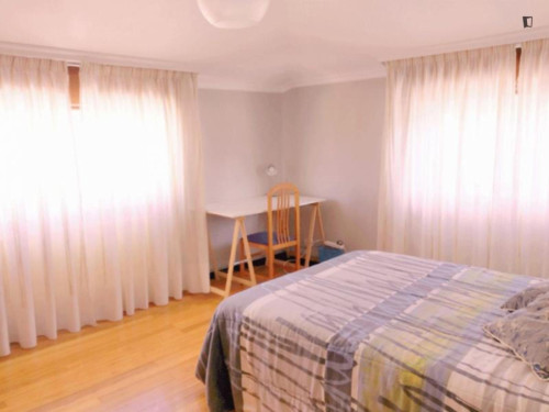 Bright double bedroom in fully furnished apartment well connected to Universidad de Vigo