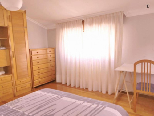 Bright double bedroom in fully furnished apartment well connected to Universidad de Vigo