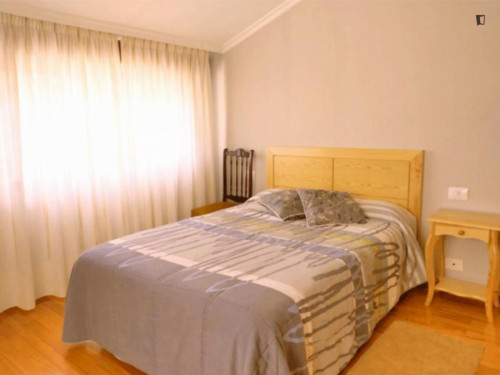 Bright double bedroom in fully furnished apartment well connected to Universidad de Vigo