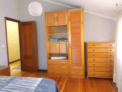 Bright double bedroom in fully furnished apartment well connected to Universidad de Vigo