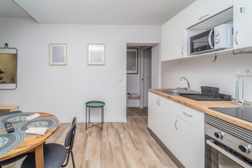 Great looking single bedroom with balcony - Gallery - 9