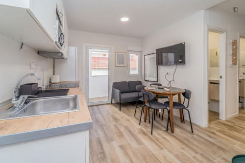 Great looking single bedroom with balcony - Gallery - 5