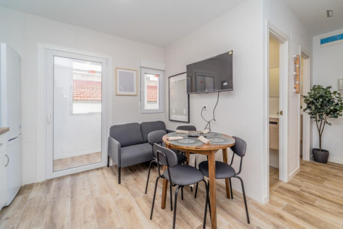 Great looking single bedroom with balcony - Gallery - 7