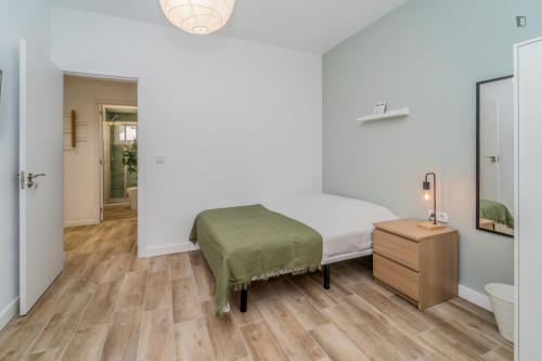 Great looking single bedroom with balcony - Gallery - 16