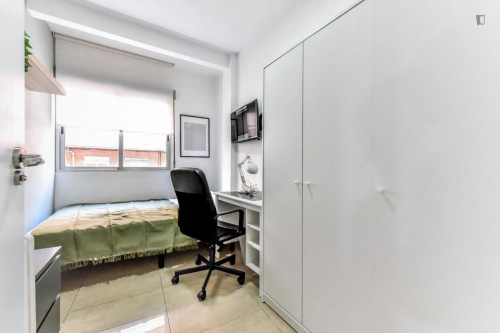 Great looking single bedroom