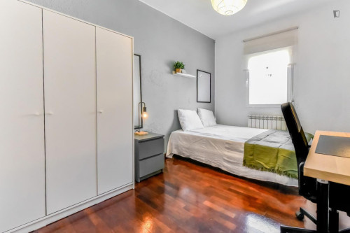 Cozy single bedroom