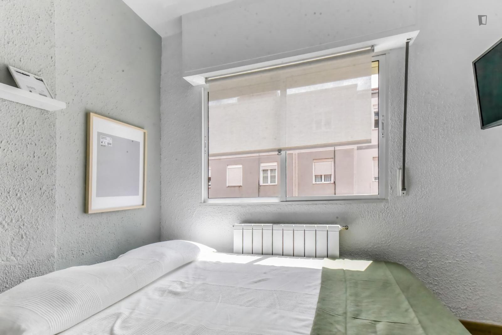 Appealing Single Bedroom In A Property With Balcony - Appealing single bedroom in a property with balcony - Gallery - 1
