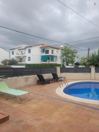 2-bedroom house, with outdoor area and swimming pool