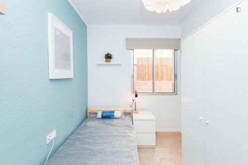 Attractive single bedroom in a property with balcony