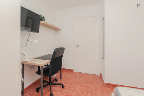 Attractive single bedroom in a property with balcony and outside area